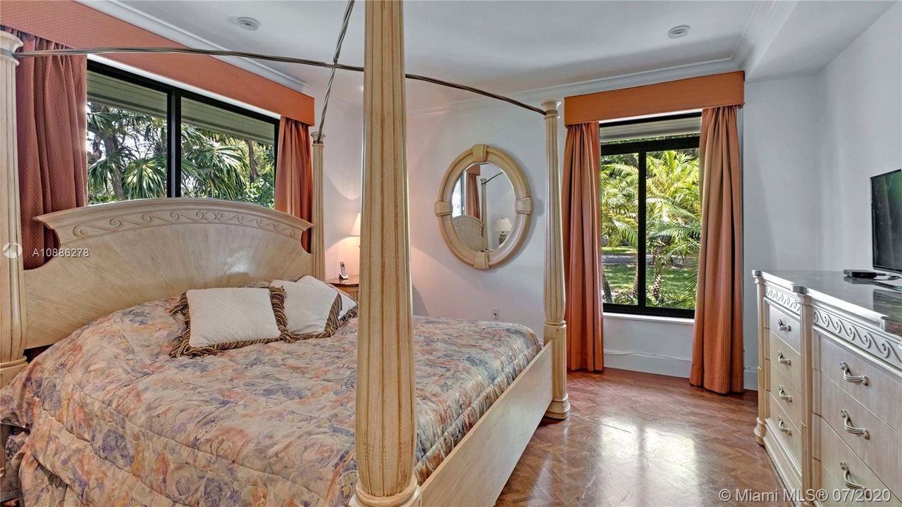 Recently Sold: $2,575,000 (5 beds, 4 baths, 3501 Square Feet)