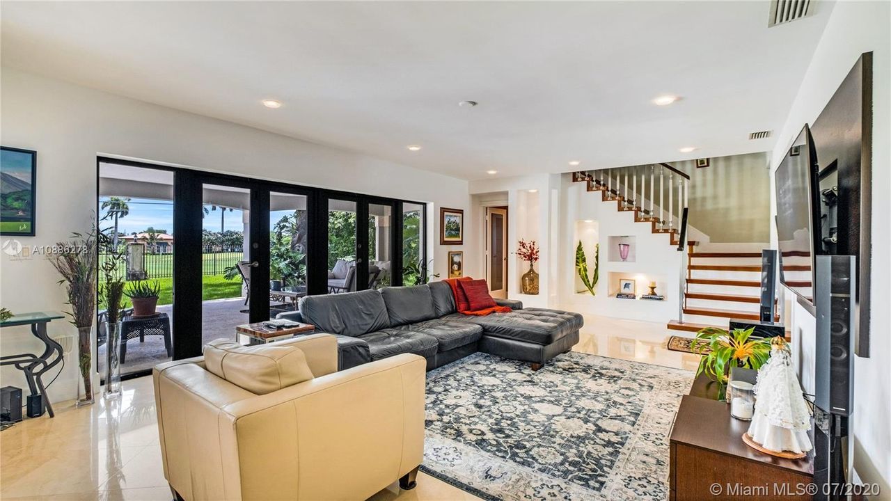 Recently Sold: $2,575,000 (5 beds, 4 baths, 3501 Square Feet)