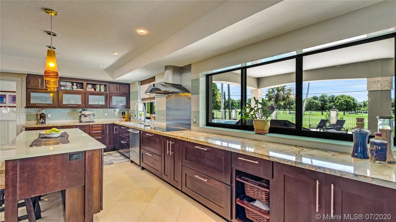 Recently Sold: $2,575,000 (5 beds, 4 baths, 3501 Square Feet)