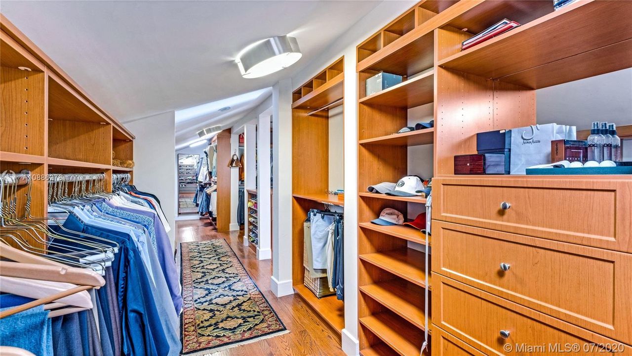 Recently Sold: $2,575,000 (5 beds, 4 baths, 3501 Square Feet)