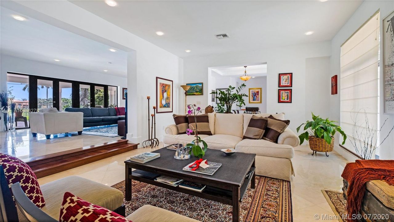 Recently Sold: $2,575,000 (5 beds, 4 baths, 3501 Square Feet)