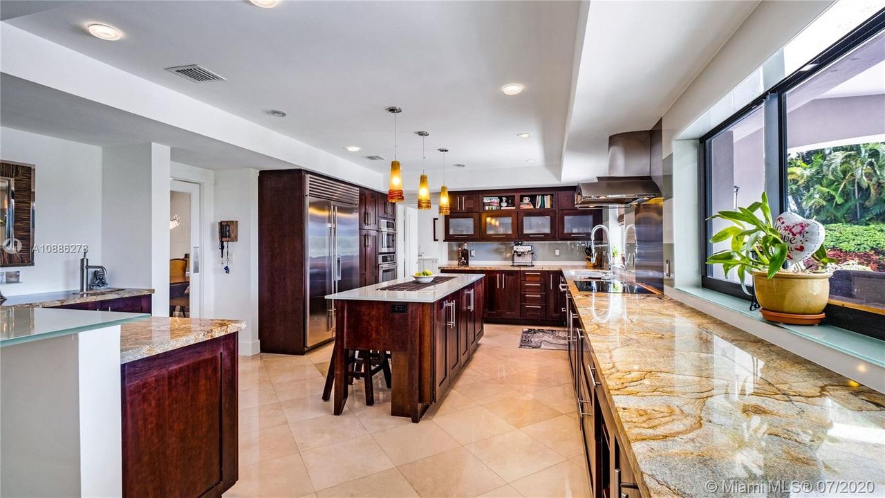 Recently Sold: $2,575,000 (5 beds, 4 baths, 3501 Square Feet)