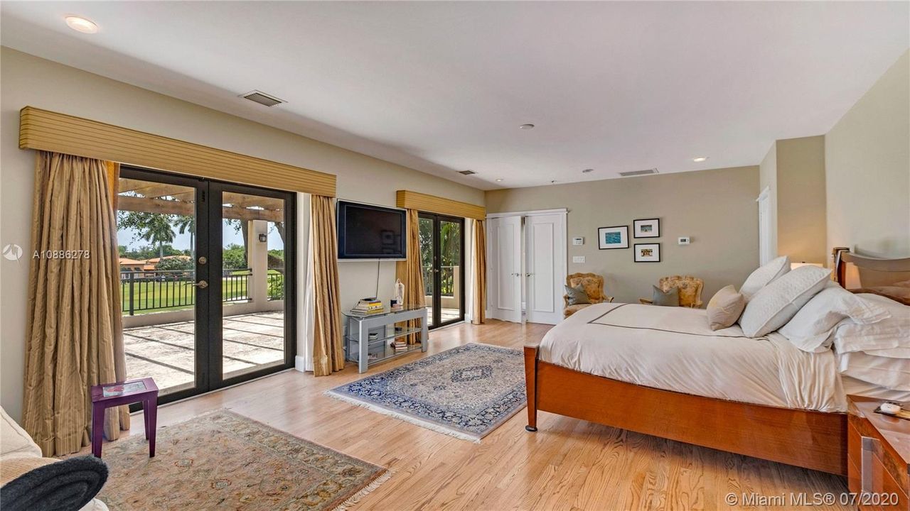 Recently Sold: $2,575,000 (5 beds, 4 baths, 3501 Square Feet)