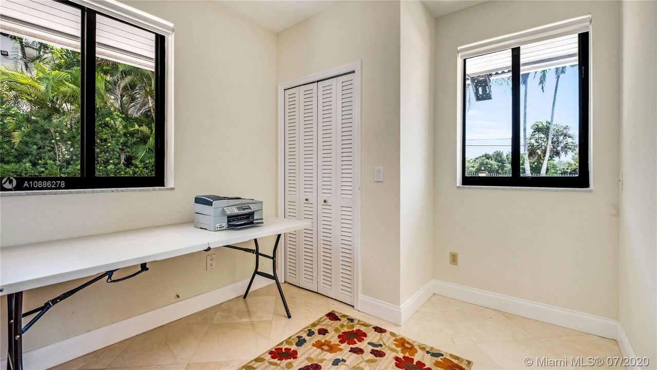 Recently Sold: $2,575,000 (5 beds, 4 baths, 3501 Square Feet)