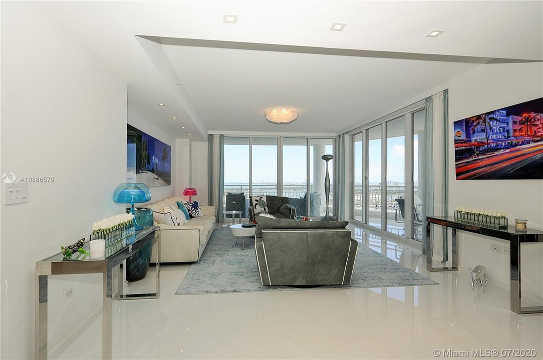 Recently Sold: $1,900,000 (3 beds, 2 baths, 2353 Square Feet)