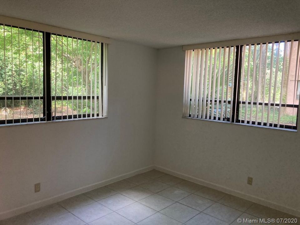 Vendido Recientemente: $93,500 (2 camas, 1 baños, 850 Pies cuadrados)