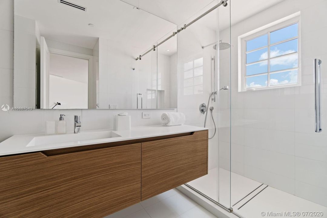 Vendido Recientemente: $12,700,000 (7 camas, 8 baños, 6820 Pies cuadrados)
