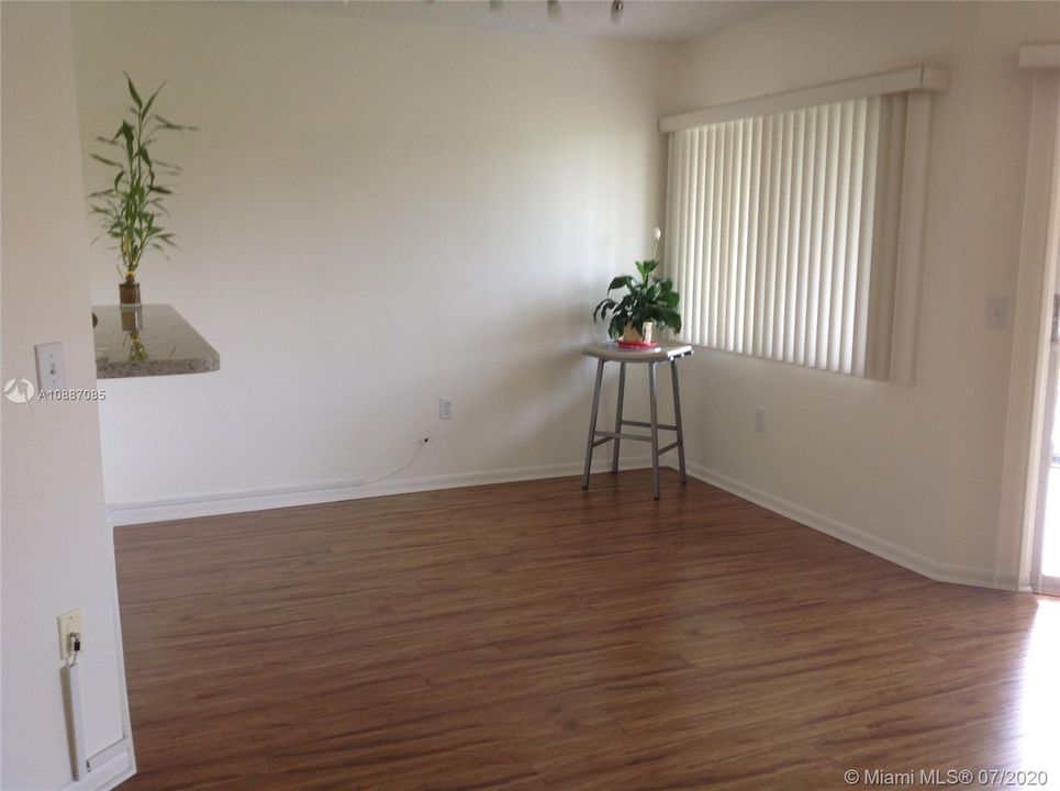 Recently Rented: $1,250 (1 beds, 1 baths, 1033 Square Feet)