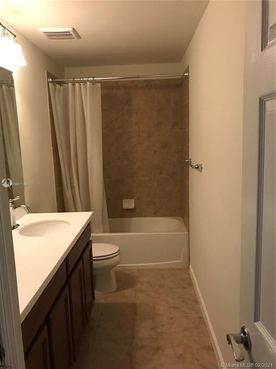 Vendido Recientemente: $375,900 (6 camas, 4 baños, 3514 Pies cuadrados)