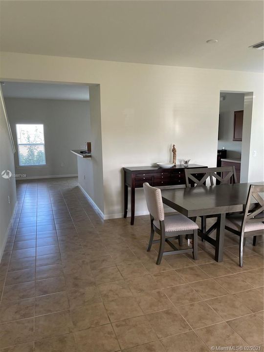 Vendido Recientemente: $375,900 (6 camas, 4 baños, 3514 Pies cuadrados)