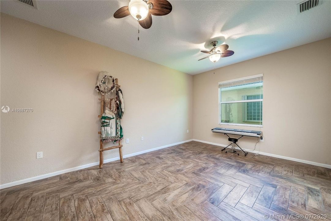 Recently Sold: $449,000 (5 beds, 4 baths, 3104 Square Feet)