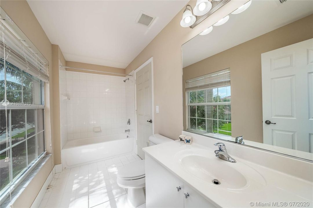 Recently Sold: $449,000 (5 beds, 4 baths, 3104 Square Feet)