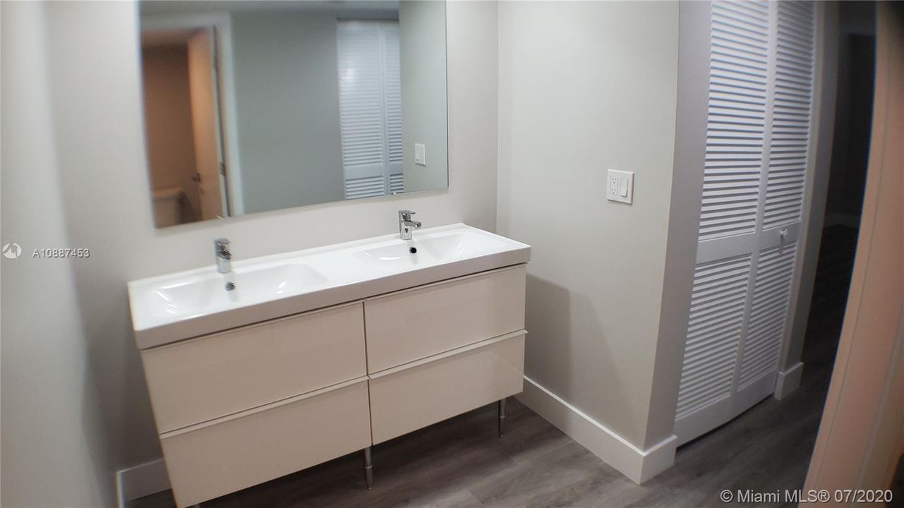 Vendido Recientemente: $269,900 (2 camas, 2 baños, 1292 Pies cuadrados)