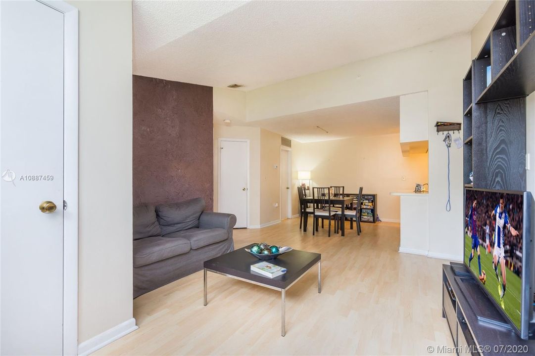 Recently Sold: $140,000 (1 beds, 1 baths, 647 Square Feet)