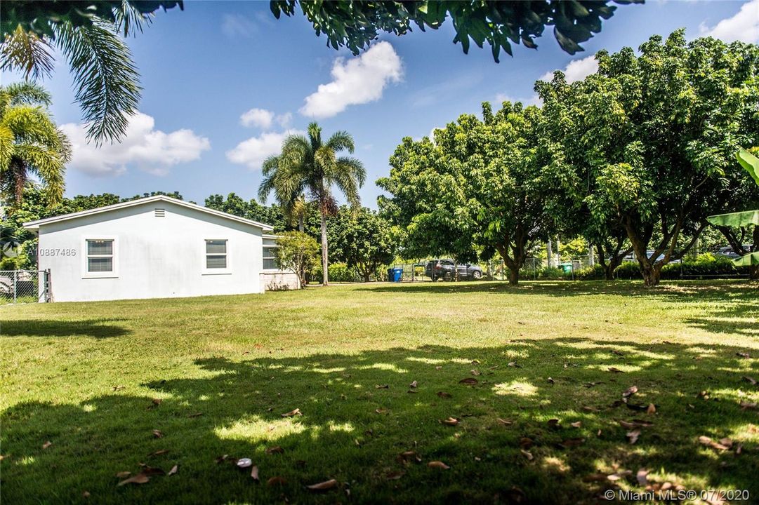 Недавно продано: $320,000 (2 спален, 1 ванн, 1066 Квадратных фут)