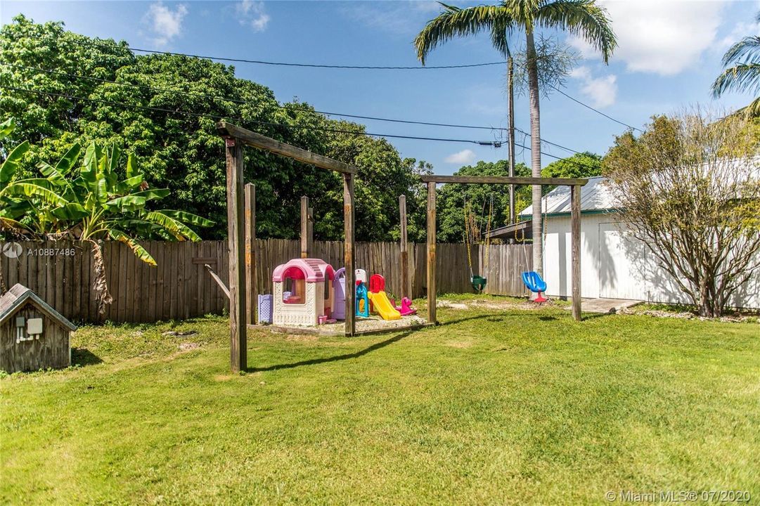 Недавно продано: $320,000 (2 спален, 1 ванн, 1066 Квадратных фут)