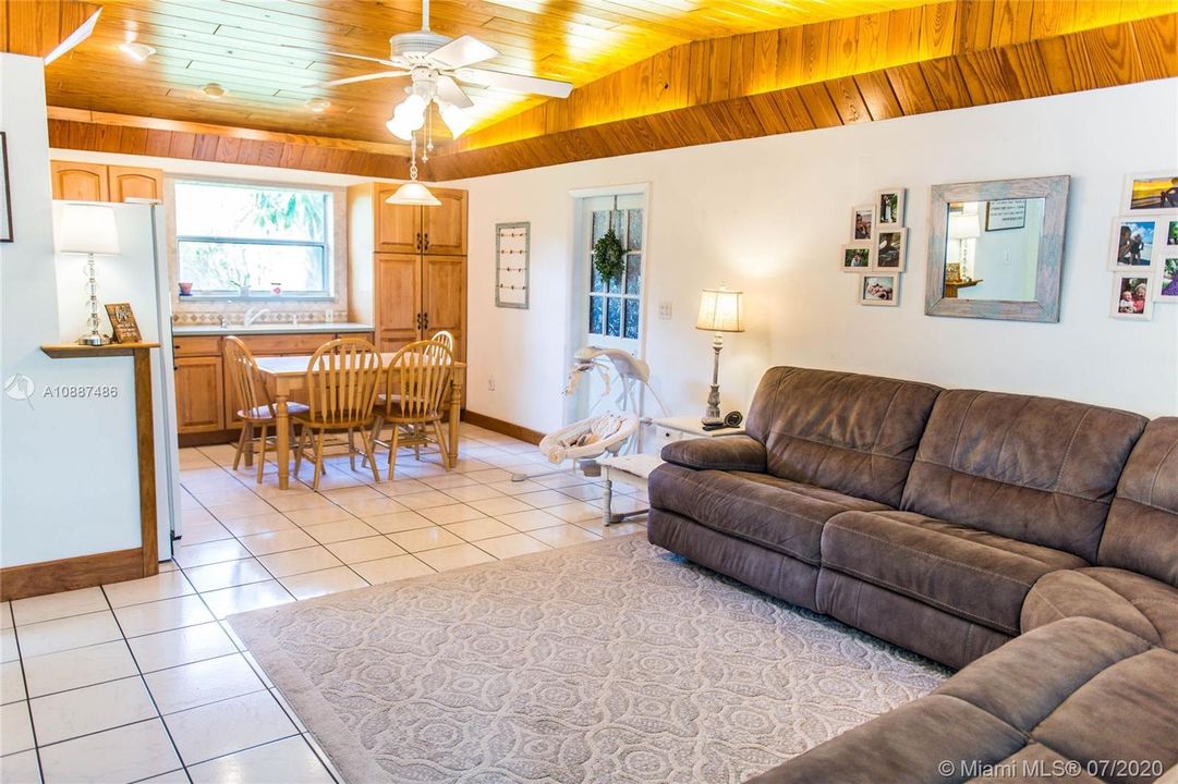 Недавно продано: $320,000 (2 спален, 1 ванн, 1066 Квадратных фут)