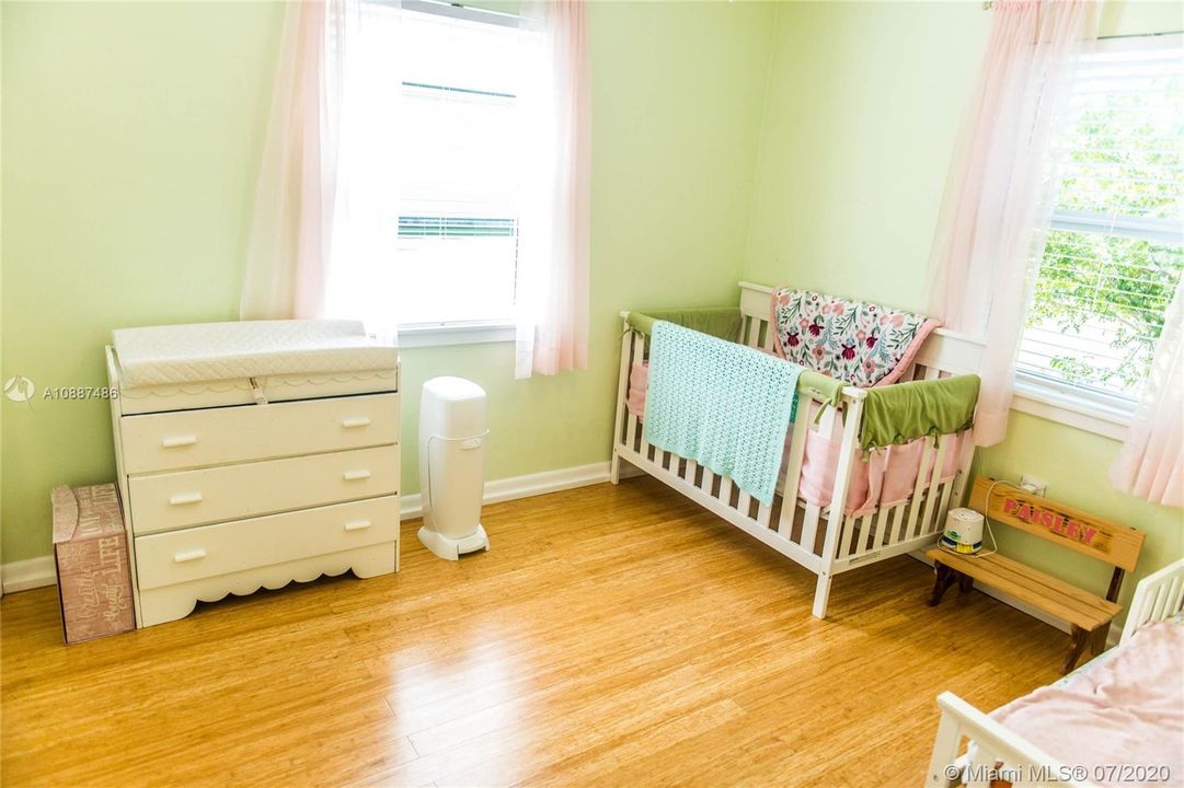 Недавно продано: $320,000 (2 спален, 1 ванн, 1066 Квадратных фут)