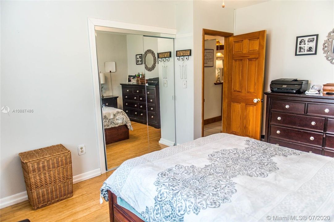 Недавно продано: $320,000 (2 спален, 1 ванн, 1066 Квадратных фут)