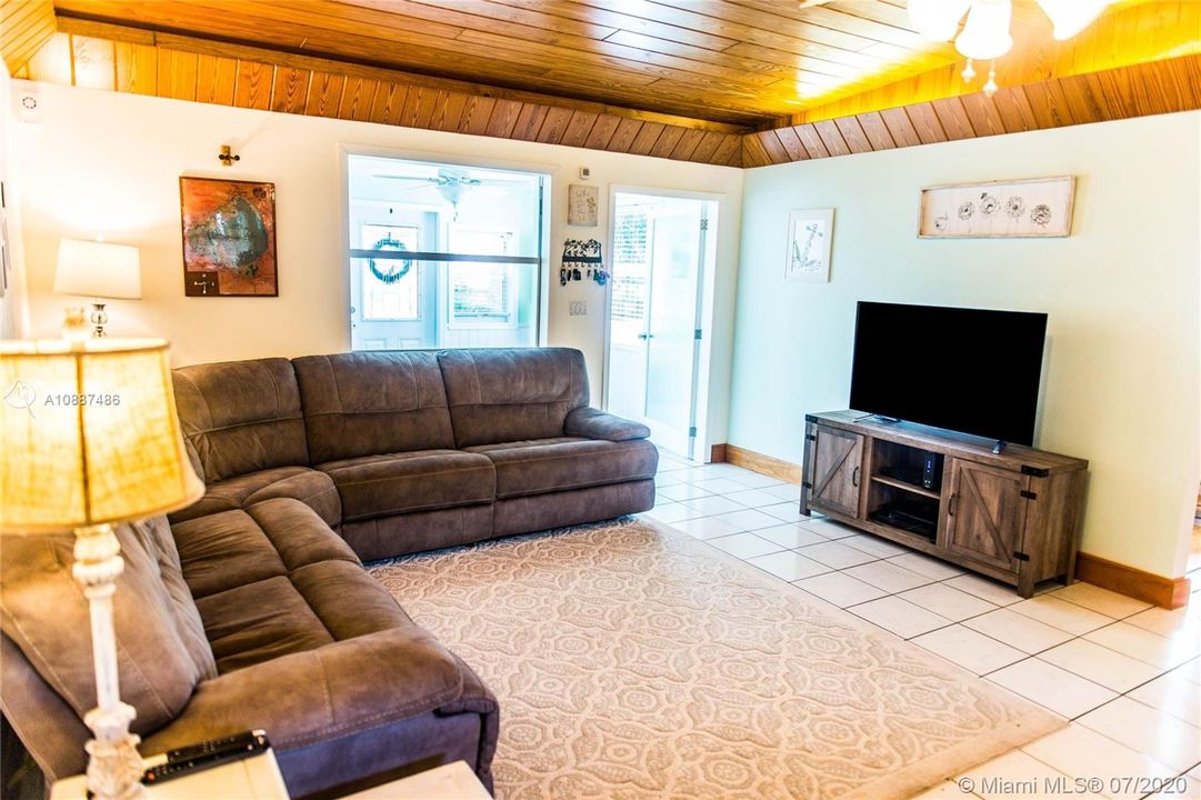 Недавно продано: $320,000 (2 спален, 1 ванн, 1066 Квадратных фут)