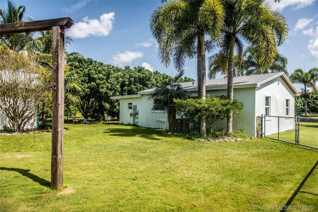 Недавно продано: $320,000 (2 спален, 1 ванн, 1066 Квадратных фут)