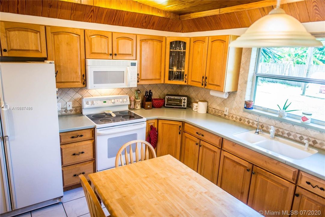 Недавно продано: $320,000 (2 спален, 1 ванн, 1066 Квадратных фут)