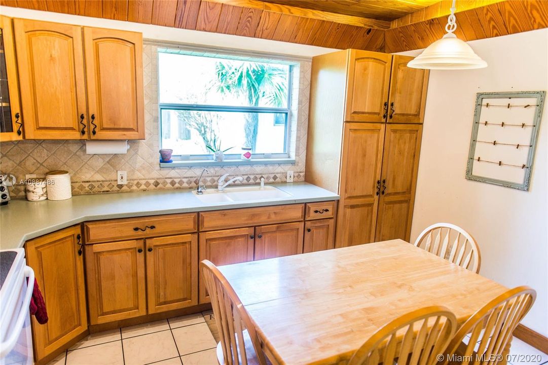 Недавно продано: $320,000 (2 спален, 1 ванн, 1066 Квадратных фут)