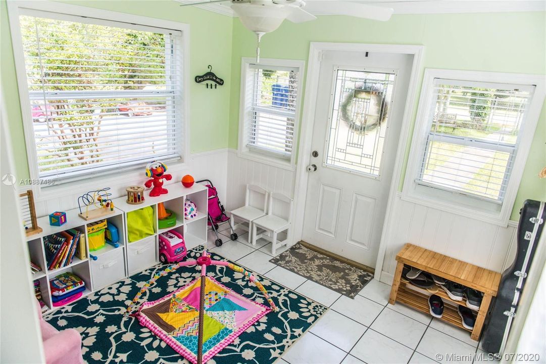 Недавно продано: $320,000 (2 спален, 1 ванн, 1066 Квадратных фут)