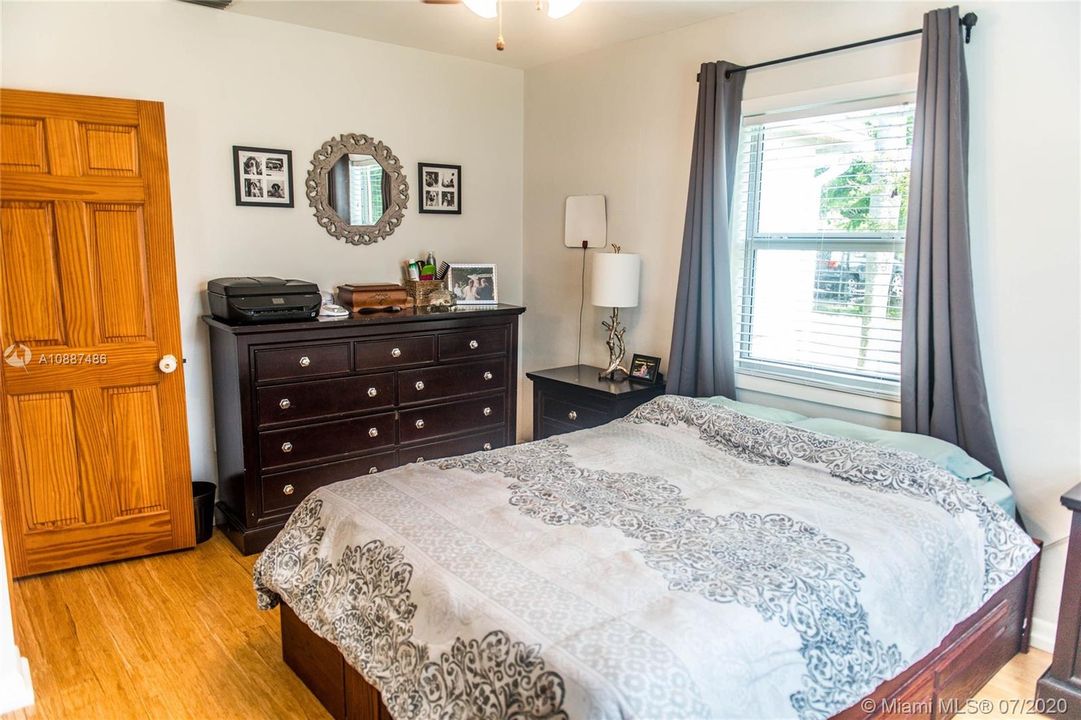 Недавно продано: $320,000 (2 спален, 1 ванн, 1066 Квадратных фут)