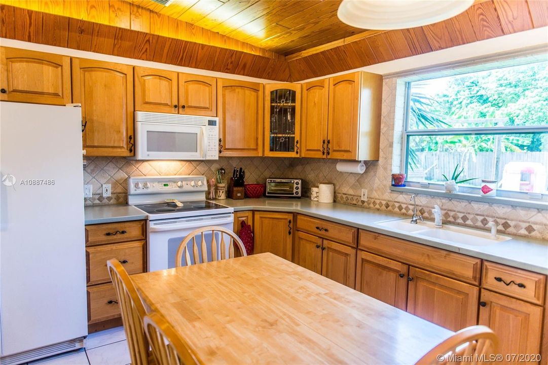 Недавно продано: $320,000 (2 спален, 1 ванн, 1066 Квадратных фут)