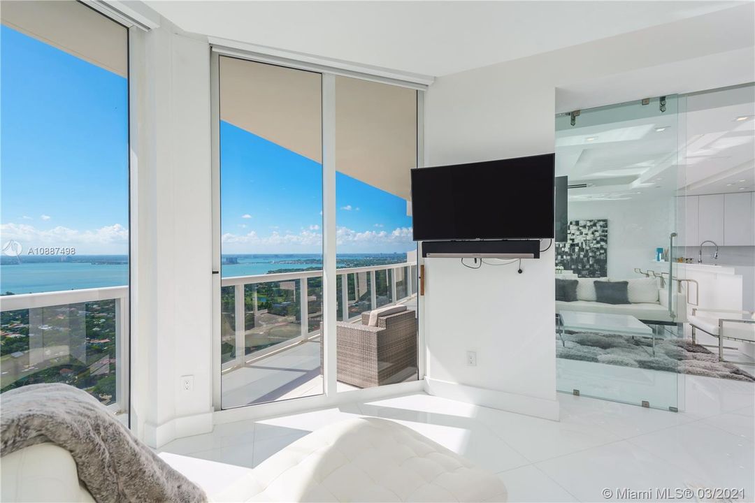 Recently Sold: $1,232,000 (1 beds, 2 baths, 1160 Square Feet)