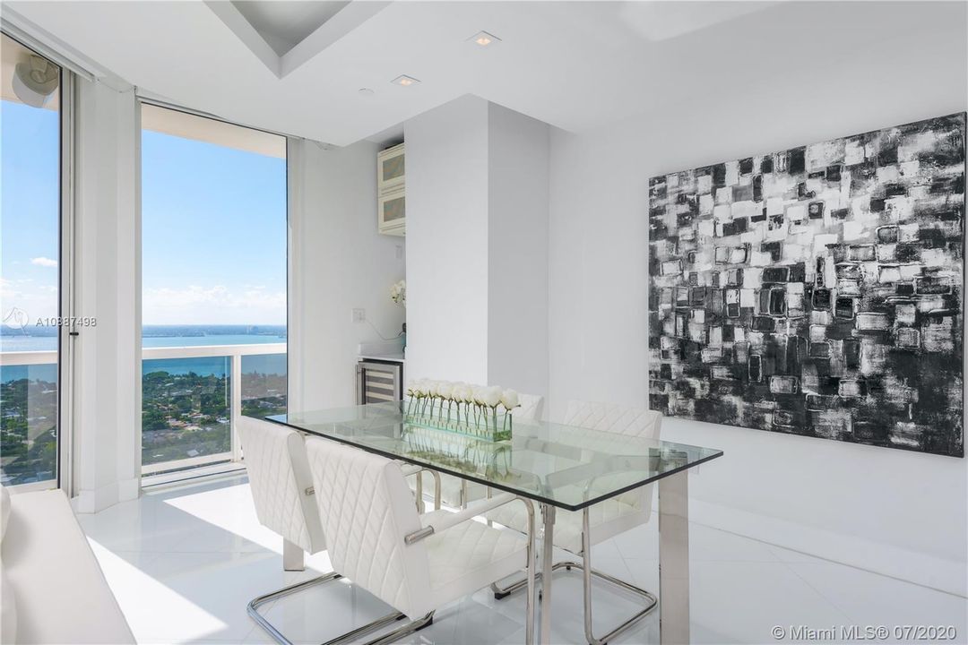 Recently Sold: $1,232,000 (1 beds, 2 baths, 1160 Square Feet)