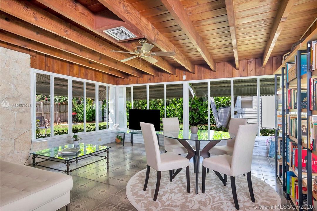 Recently Sold: $1,249,000 (3 beds, 1 baths, 1044 Square Feet)