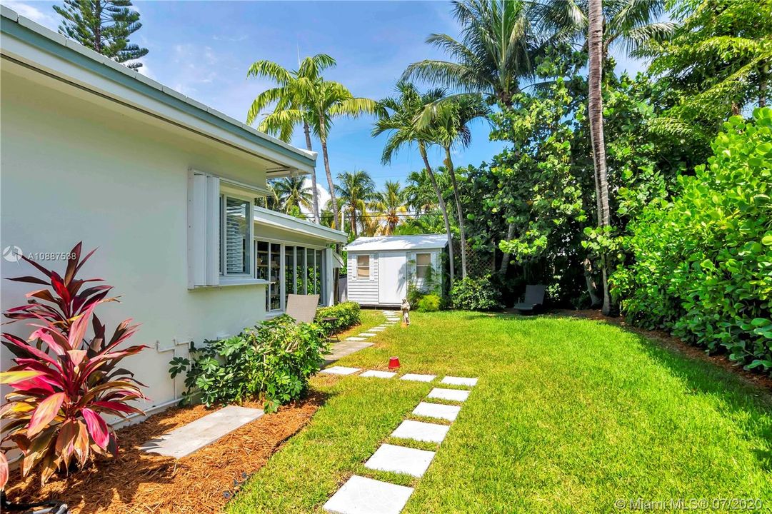 Recently Sold: $1,249,000 (3 beds, 1 baths, 1044 Square Feet)