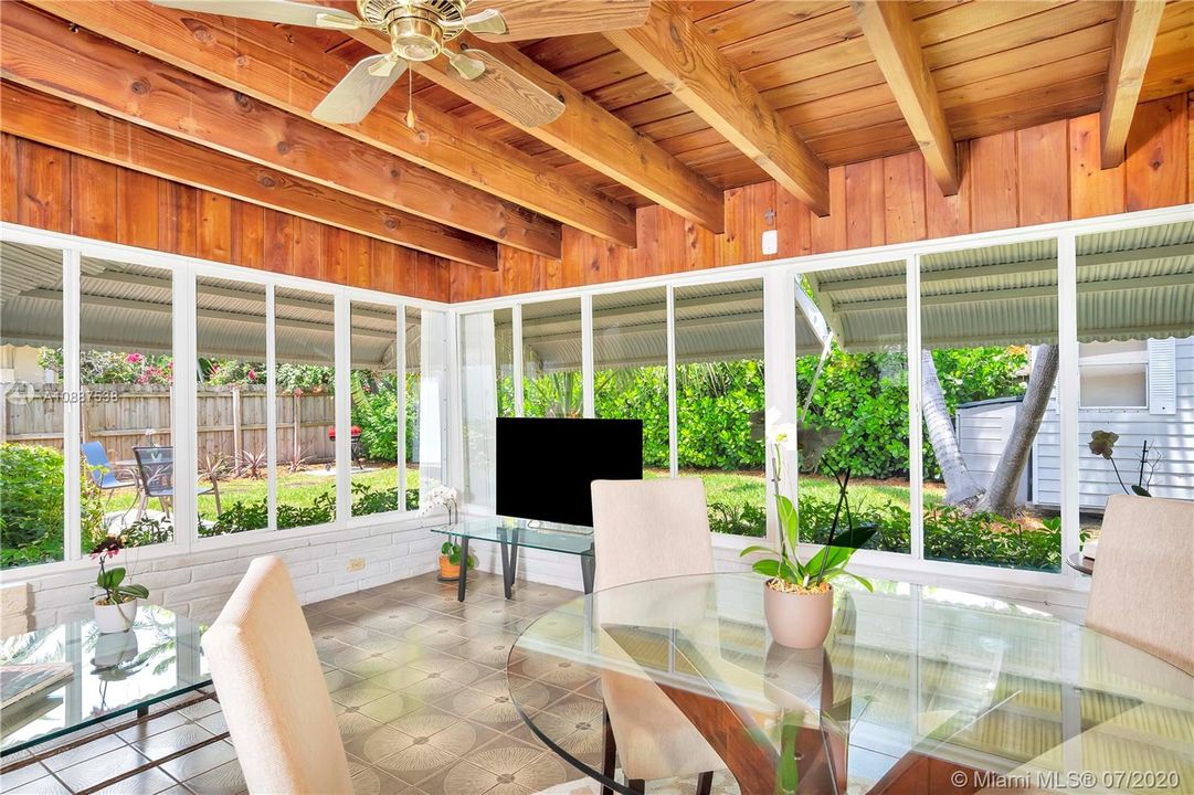 Recently Sold: $1,249,000 (3 beds, 1 baths, 1044 Square Feet)