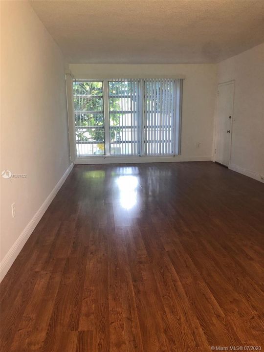 Recently Rented: $1,325 (1 beds, 1 baths, 725 Square Feet)