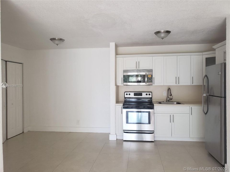 Recently Rented: $1,300 (1 beds, 1 baths, 734 Square Feet)