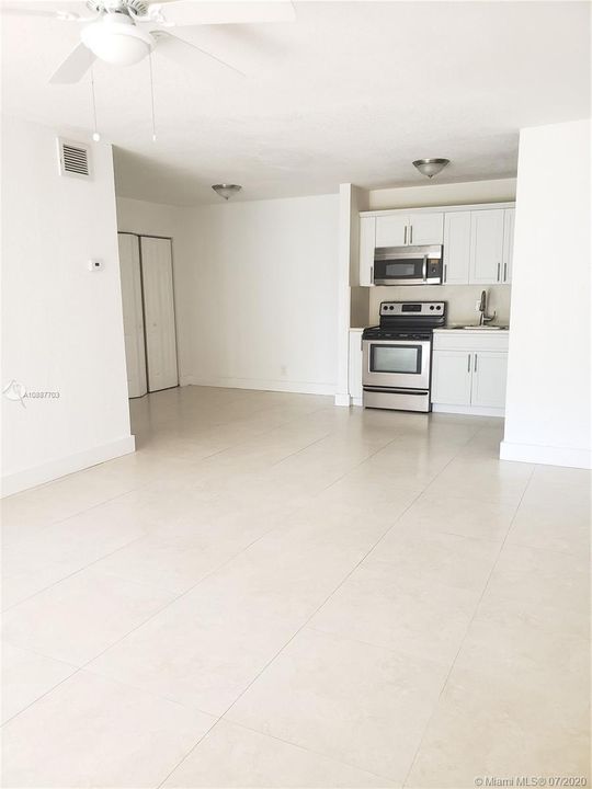 Recently Rented: $1,300 (1 beds, 1 baths, 734 Square Feet)