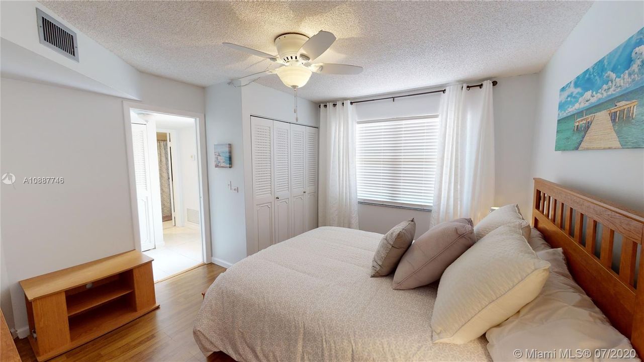 Vendido Recientemente: $149,500 (2 camas, 2 baños, 1090 Pies cuadrados)