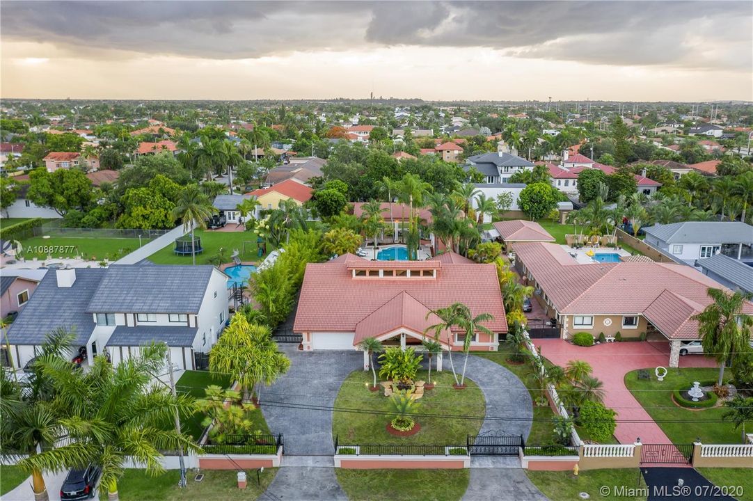 Vendido Recientemente: $1,200,000 (5 camas, 4 baños, 3646 Pies cuadrados)