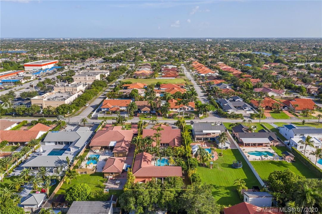 Vendido Recientemente: $1,200,000 (5 camas, 4 baños, 3646 Pies cuadrados)