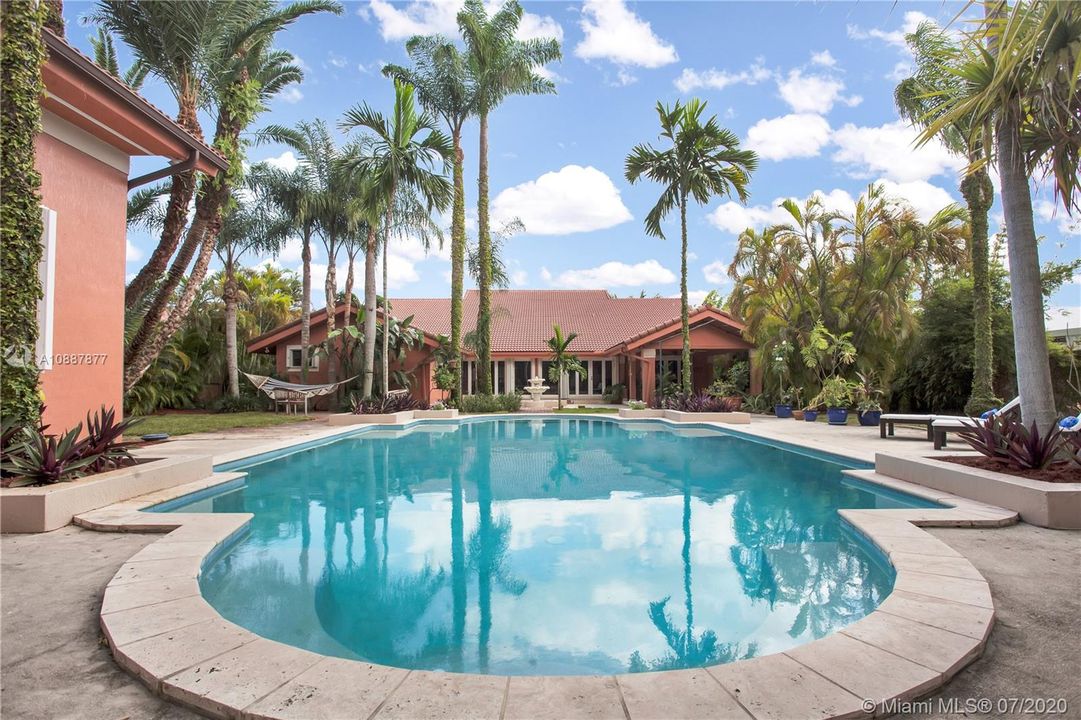 Vendido Recientemente: $1,200,000 (5 camas, 4 baños, 3646 Pies cuadrados)
