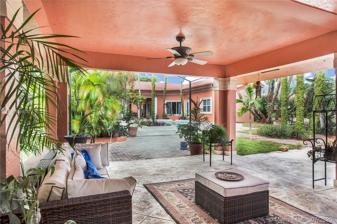 Vendido Recientemente: $1,200,000 (5 camas, 4 baños, 3646 Pies cuadrados)