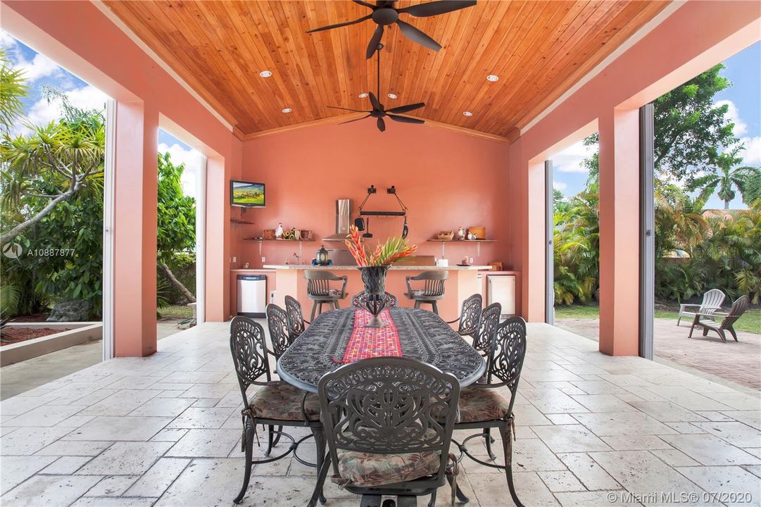 Vendido Recientemente: $1,200,000 (5 camas, 4 baños, 3646 Pies cuadrados)