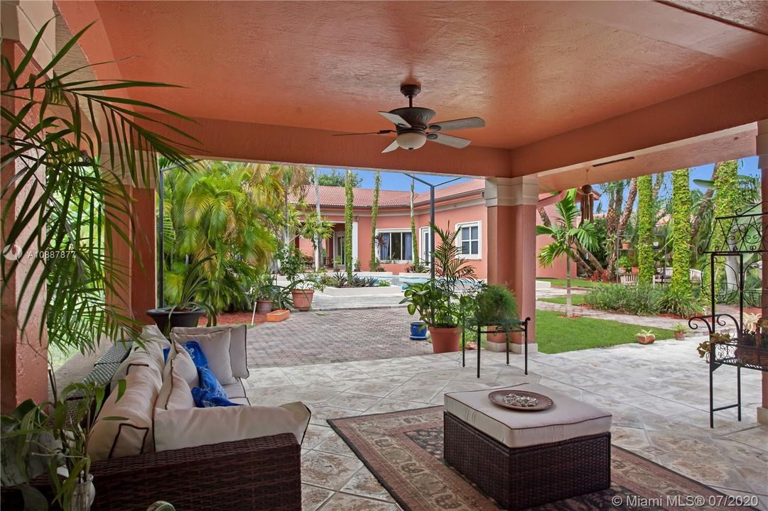 Vendido Recientemente: $1,200,000 (5 camas, 4 baños, 3646 Pies cuadrados)