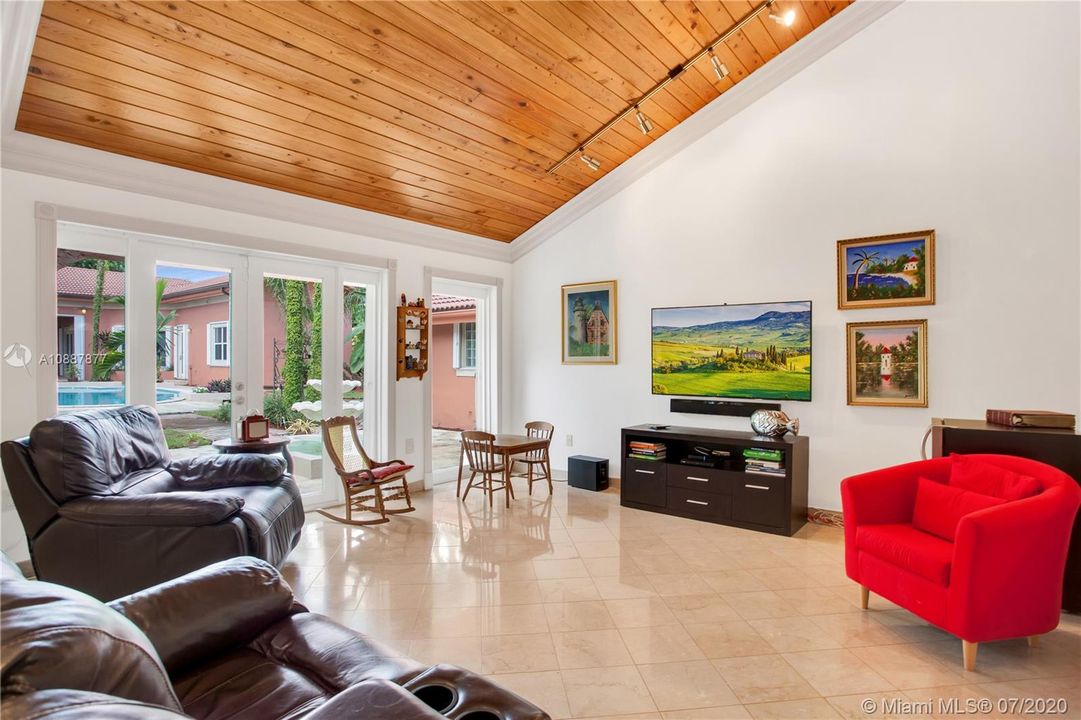 Vendido Recientemente: $1,200,000 (5 camas, 4 baños, 3646 Pies cuadrados)