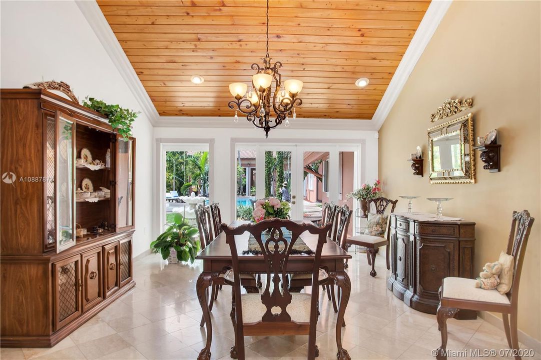 Vendido Recientemente: $1,200,000 (5 camas, 4 baños, 3646 Pies cuadrados)