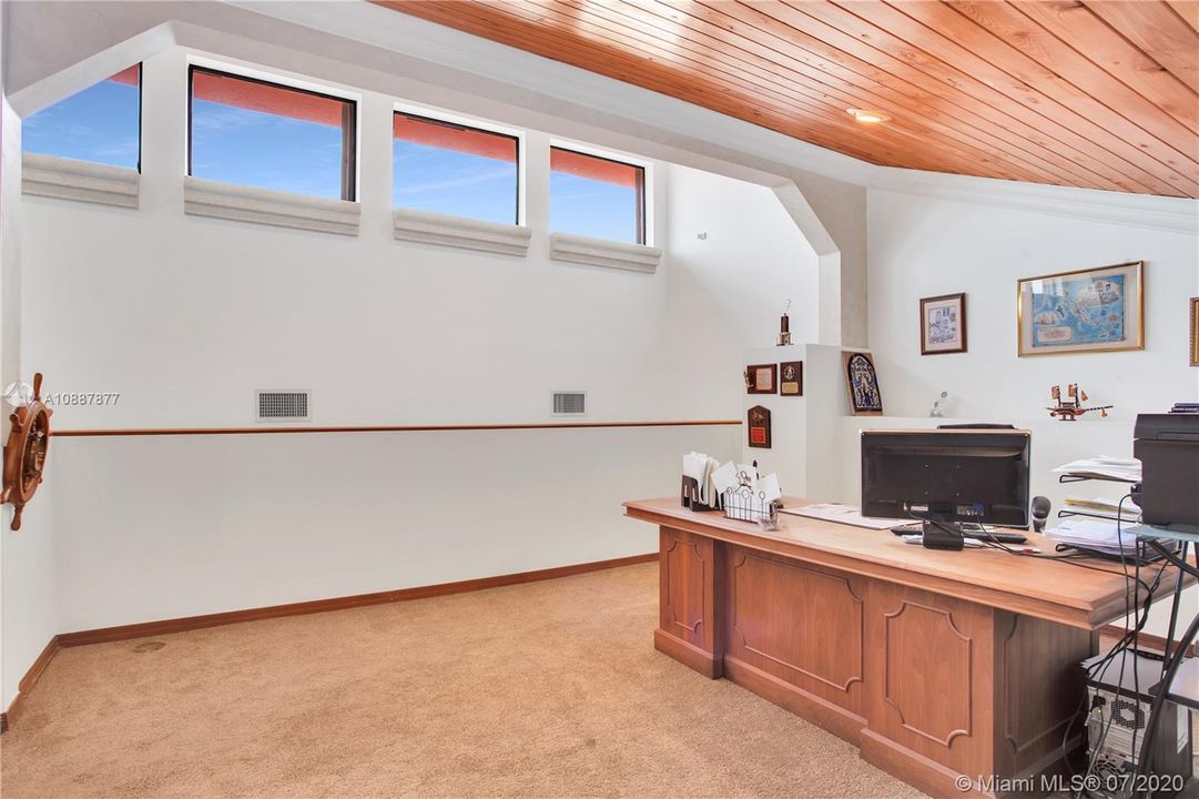 Vendido Recientemente: $1,200,000 (5 camas, 4 baños, 3646 Pies cuadrados)