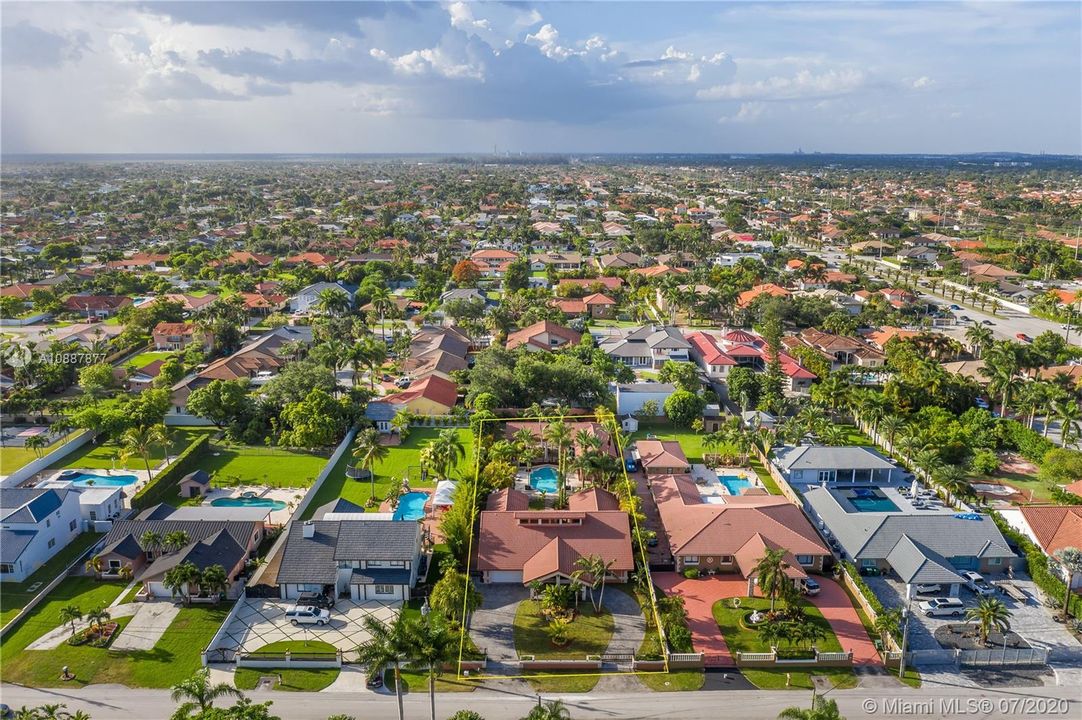 Vendido Recientemente: $1,200,000 (5 camas, 4 baños, 3646 Pies cuadrados)