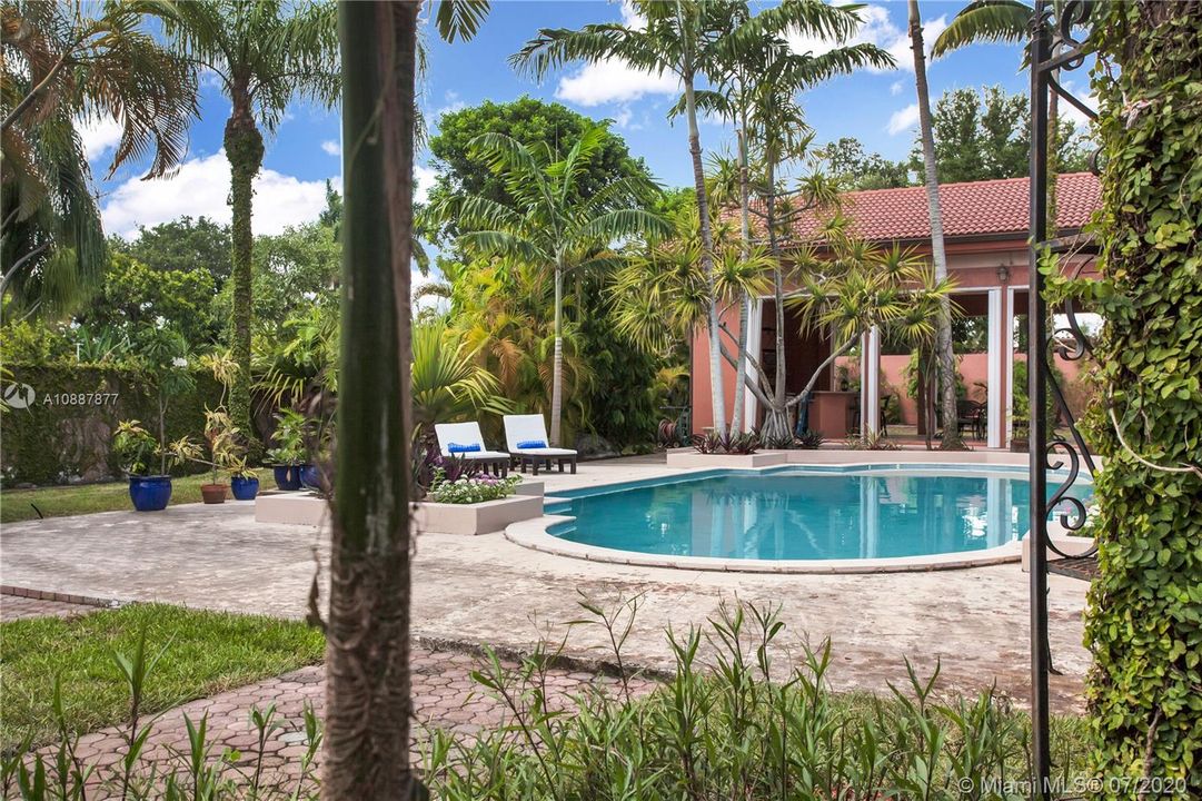 Vendido Recientemente: $1,200,000 (5 camas, 4 baños, 3646 Pies cuadrados)